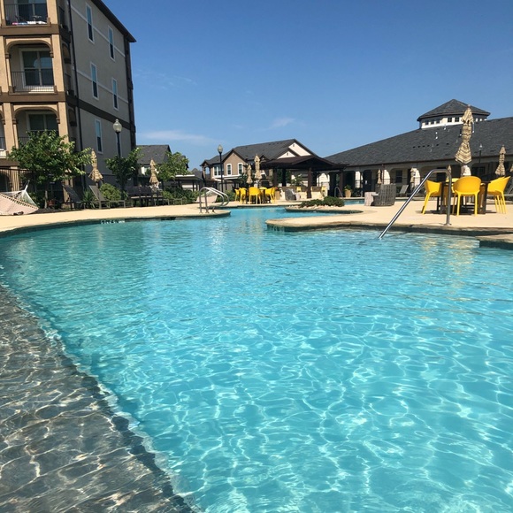 Meet your Posher, Leslie aka @TRENDYTREASURE1!!! - Picture 7 of 8